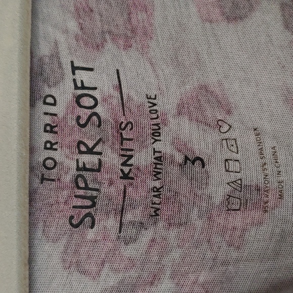 Torrid size 3 Gray with Red flowers top EUC - Picture 5 of 5